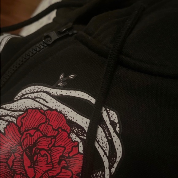 Soft black hoodie with grungecore design - Picture 4 of 5
